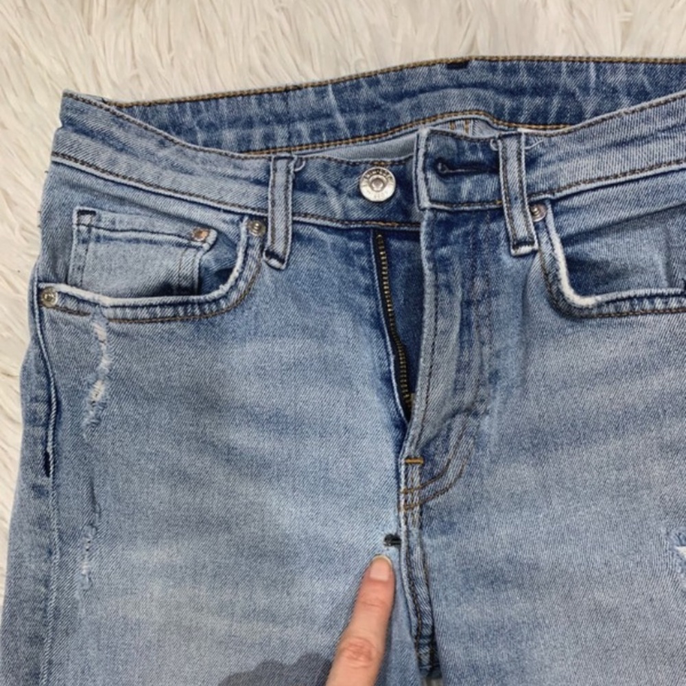 Light-Wash Ripped Jeans - Picture 5 of 8